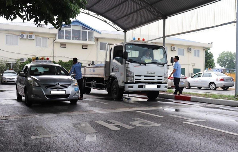 Học viên học thực hành lái xe tại một trung tâm đào tạo sát hạch lái xe. (Ảnh minh họa: Việt Hùng/Vietnam+)
