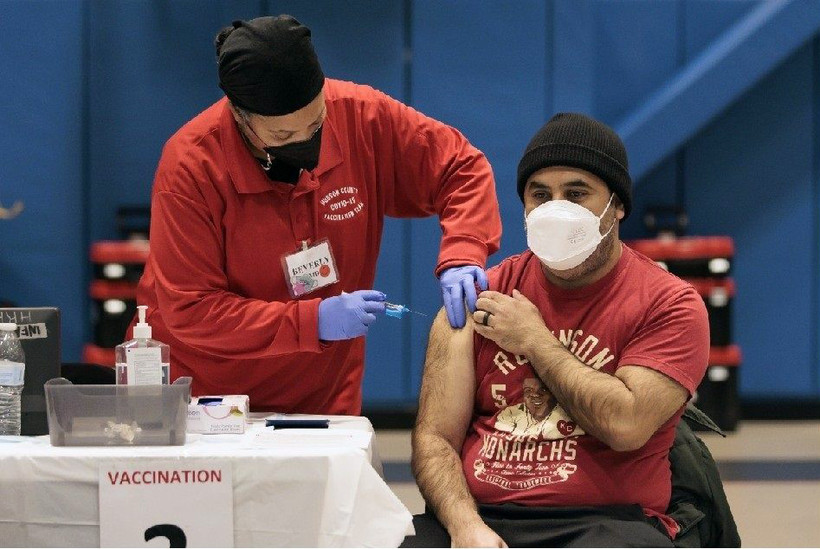 Người dân Mỹ được khuyến nghị tiếp tục tiêm vắc-xin ngừa Covid-19. (Ảnh EPA)