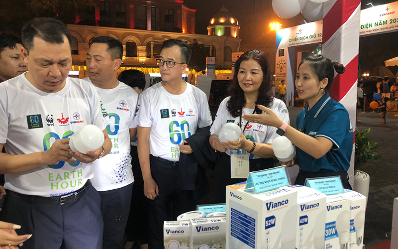 Doanh nghiệp giới thiệu các sản phẩm, thiết bị điện thông minh, tiết kiệm năng lượng trong Chiến dịch Giờ Trái đất năm 2023.