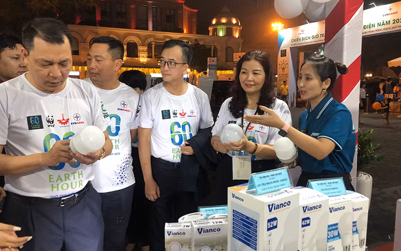 Doanh nghiệp giới thiệu các sản phẩm, thiết bị điện thông minh, tiết kiệm năng lượng trong Chiến dịch Giờ Trái đất năm 2023.
