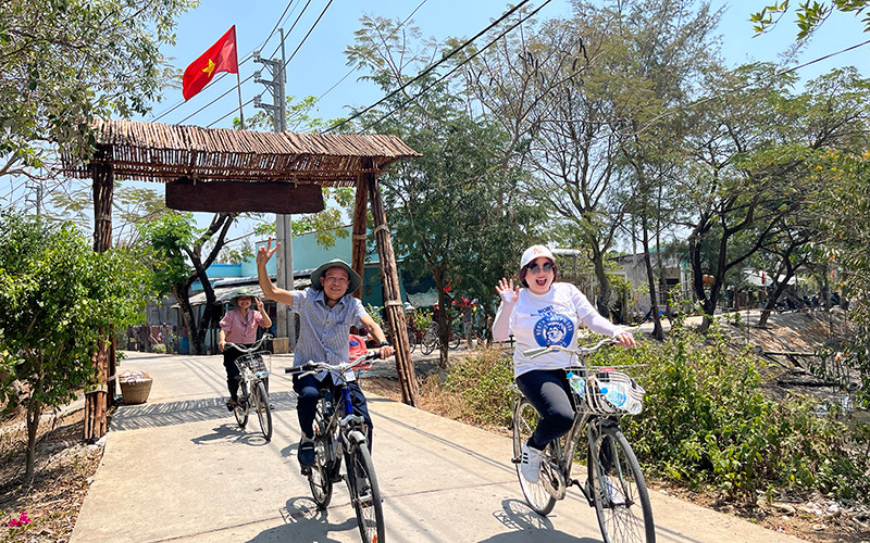 Khám phá Thiềng Liềng bằng xe đạp.