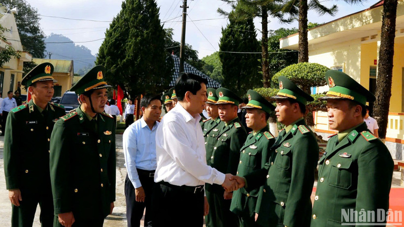 Chủ tịch nước Lương Cường thăm Đồn Biên phòng Bát Mọt.