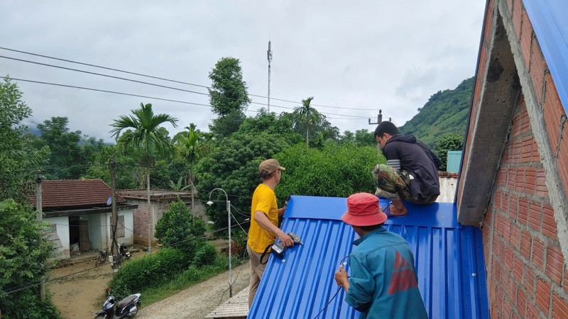 Sau khi được hỗ trợ, hơn 400 hộ dân ở huyện miền núi Nam Đông đã khẩn trương xóa bỏ nhà tạm, thay thế bằng những ngôi nhà kiên cố.