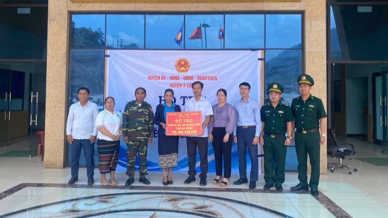 Lãnh đạo huyện miền núi A Lưới chia sẻ khó khăn với đồng bào Lào anh em ở bên kia biên giới.