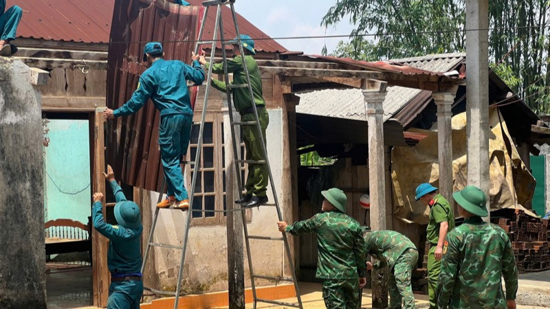 Lực lượng tại chỗ đã được huy động giúp dân khắc phục hậu quả đợt dông lốc. (Ảnh: UBND huyện A Lưới cung cấp)