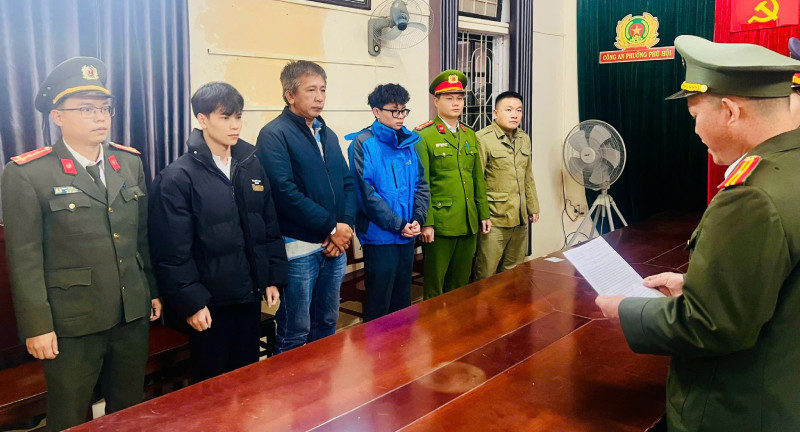 Cơ quan An ninh điều tra đọc lệnh khởi tố vụ án, khởi tố bị can bắt tạm giam 3 đối tượng liên quan vụ án.