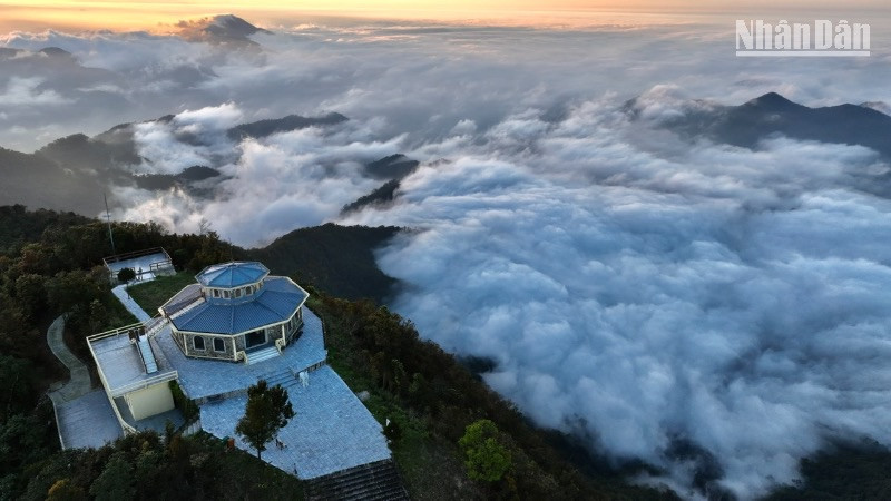 Săn mây trên Hải vong đài, Vườn quốc gia Bạch Mã.