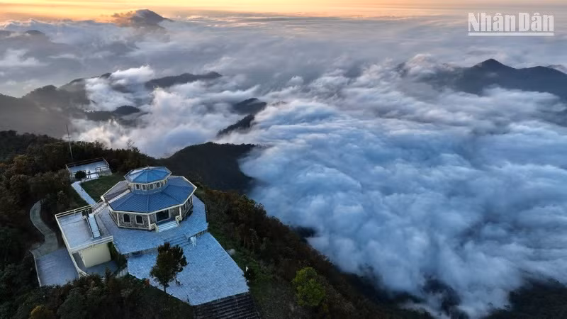 Săn mây trên Hải vong đài, Vườn quốc gia Bạch Mã.