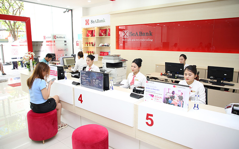 Khách hàng giao dịch tại chi nhánh ngân hàng SeABank.