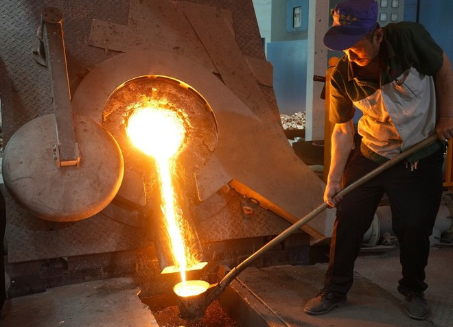 Công nhân làm việc tại nhà máy sản xuất đồng ở tỉnh Hà Bắc, Trung Quốc. (Ảnh: THX/TTXVN)