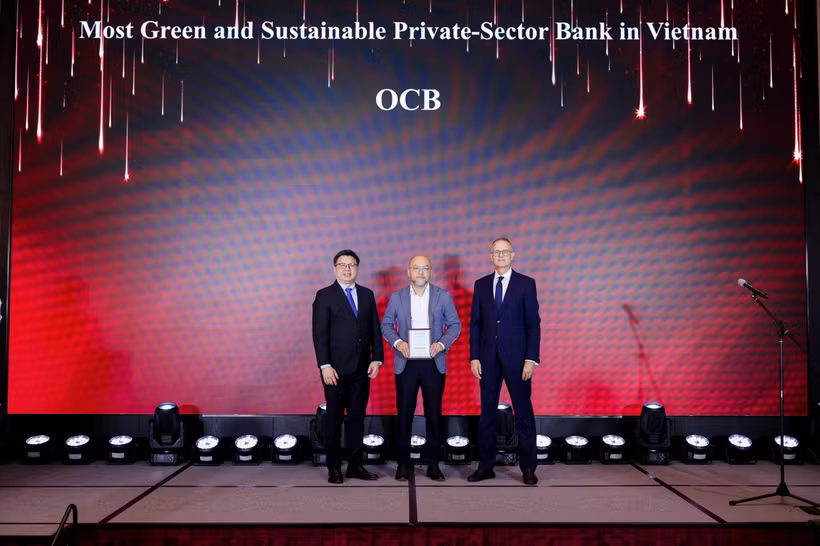 Đại diện lãnh đạo OCB nhận giải thưởng từ The Asian Banker