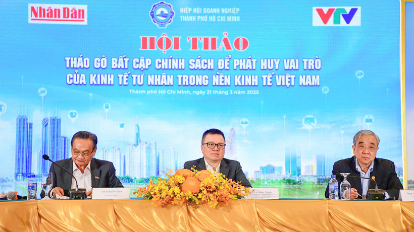 Các đại biểu điều hành phiên tọa đàm trong khuôn khổ Hội thảo "Tháo gỡ bất cập chính sách để phát huy vai trò của kinh tế tư nhân trong nền kinh tế Việt Nam". Ảnh: THẾ DƯƠNG