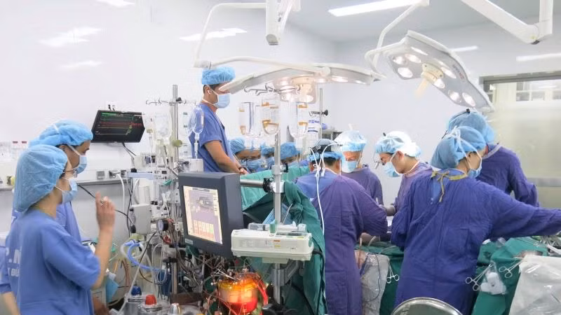 Các bác sĩ tiến hành ca ghép tạng tại Bệnh viện Hữu nghị Việt Đức. (Ảnh: bệnh viện cung cấp)
