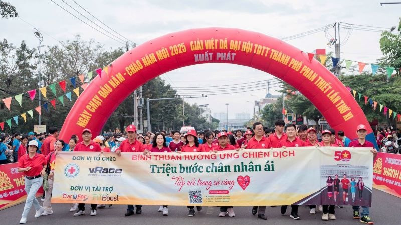 Cán bộ, hội viên, tình nguyện viên Chữ thập đỏ hưởng ứng chiến dịch “Triệu bước chân nhân ái-Tiếp nối trang sử vàng”. (Ảnh: THU LOAN)
