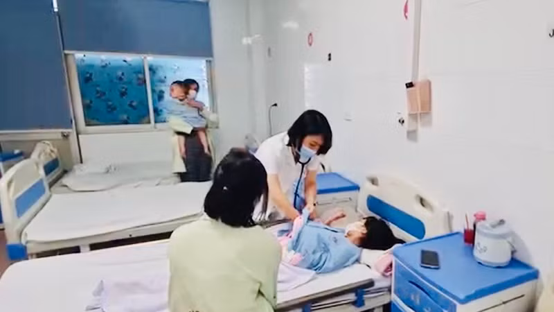 Bác sĩ bệnh viện Thanh Nhàn, Hà Nội thăm khám cho trẻ mắc sởi đang điều trị tại khoa Nhi của Bệnh viện. (Ảnh: ĐỖ THOA)