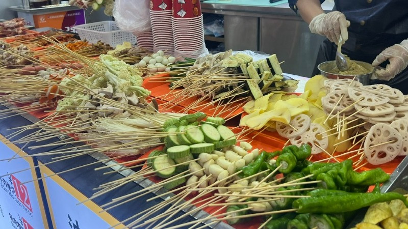 Các quán hàng bán xiên nướng (thịt, cá, hải sản, rau củ xiên que) ven đường tiềm ẩn nhiều nguy cơ mất an toàn vệ sinh thực phẩm. (Ảnh: Cục An toàn thực phẩm)