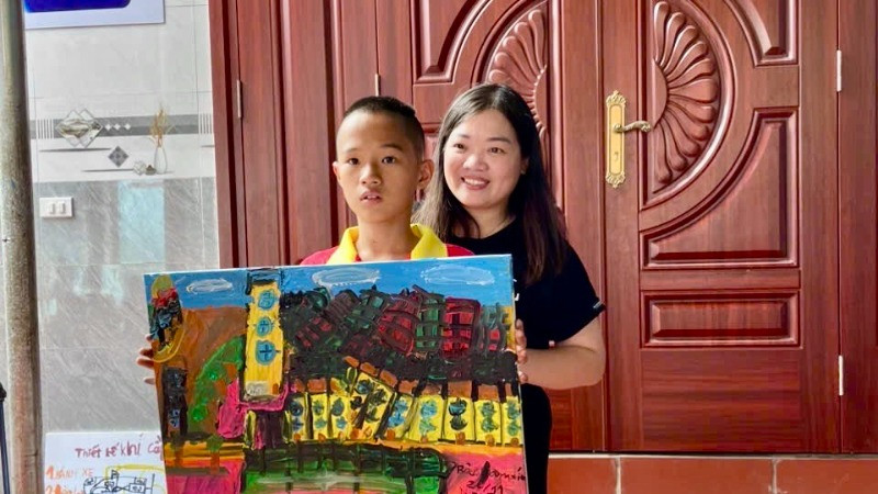 Cậu bé Tạ Đức Bảo Nam và mẹ tại trung tâm hỗ trợ phát triển hòa nhập Hoa Xuyến Chi. (Ảnh: nhân vật cung cấp)