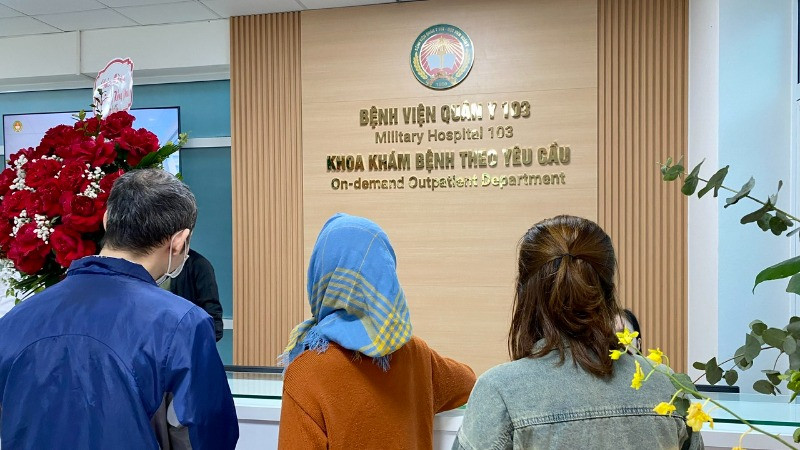 Người dân đăng ký khám bệnh tại Khoa Khám bệnh theo yêu cầu (Bệnh viện Quân y 103) sáng ngày 15/3. (Ảnh: ĐỖ THOA)