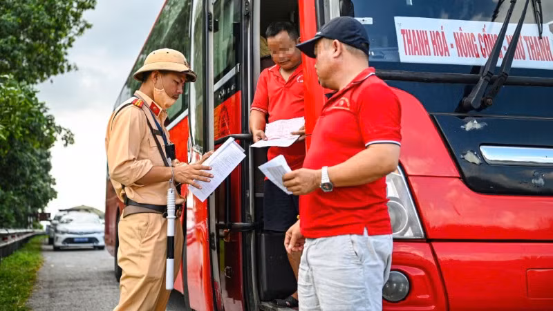 Lực lượng Cảnh sát giao thông tuần tra, kiểm soát và tuyên truyền Nghị định 168 đối với các tài xế hành khách. (Ảnh: minh họa)