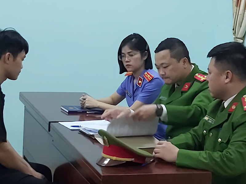 Bùi Văn Tuyến tại cơ quan công an.