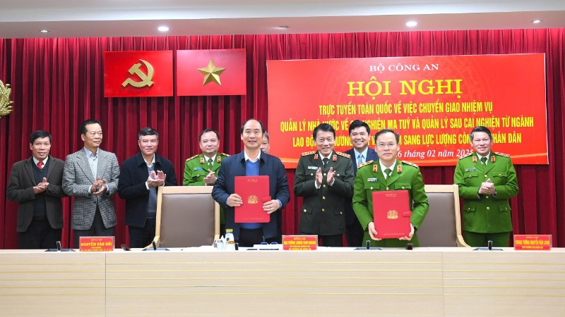 Ký biên bản bàn giao công tác cai nghiện và quản lý sau cai nghiện.