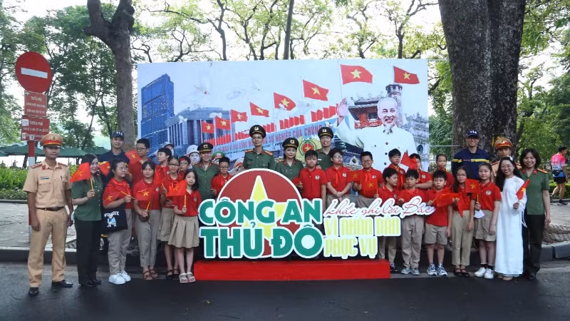 Trưng bày lưu động thu hút đông đảo học sinh và nhân dân Thủ đô tham gia.