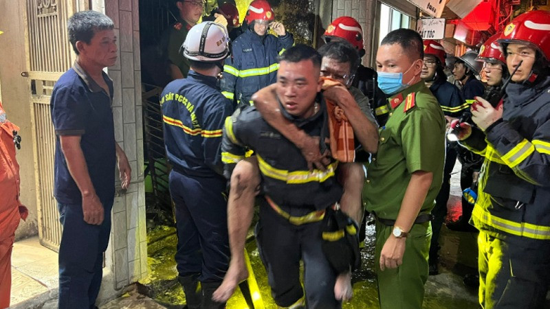 Lực lượng cảnh sát phòng cháy, chữa cháy Thủ đô xuyên đêm cứu hộ người dân trong một vụ hỏa hoạn.