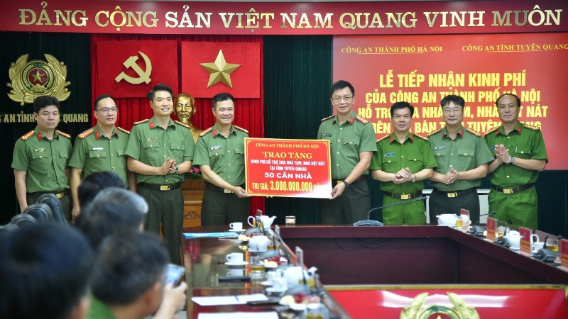 Công an Hà Nội trao 3 tỷ đồng chung tay “Xóa nhà tạm, nhà dột nát” tại tỉnh Tuyên Quang.