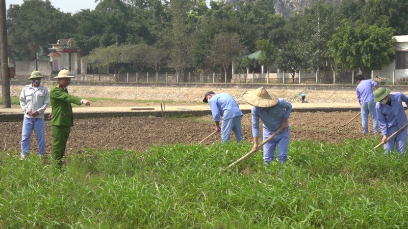 Học viên tham gia lao động sản xuất.