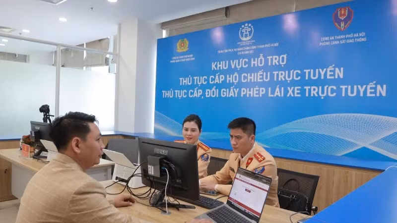 Cơ quan chức năng hướng dẫn người dân thực hiện cấp, đổi giấy phép lái xe tại Trung tâm phục vụ hành chính công.