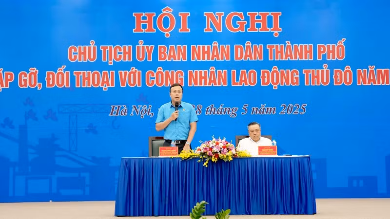 Chủ tịch Ủy ban nhân dân thành phố Hà Nội Trần Sỹ Thanh và Chủ tịch Liên đoàn lao động thành phố Phạm Quang Thanh chủ trì hội nghị.