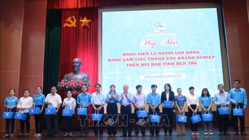 Ban Thường vụ Liên đoàn Lao động tỉnh Bến Tre trao quà tặng đảng viên là người lao động trong các doanh nghiệp ngoài nhà nước.(Ảnh minh họa, nguồn: TTXVN)
