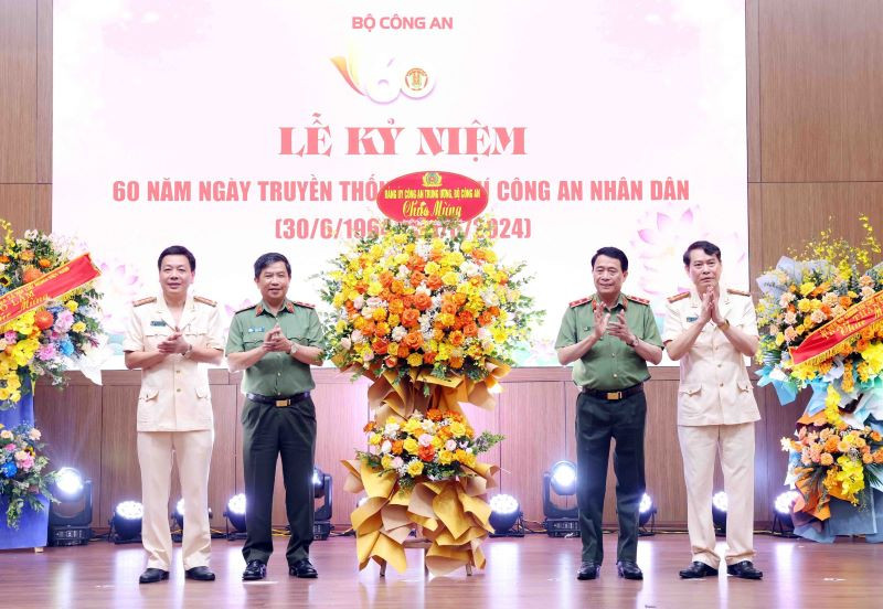 Đảng ủy Công an Trung ương, Bộ Công an tặng hoa chúc mừng Tạp chí Công an nhân dân nhân 60 năm ngày thành lập.