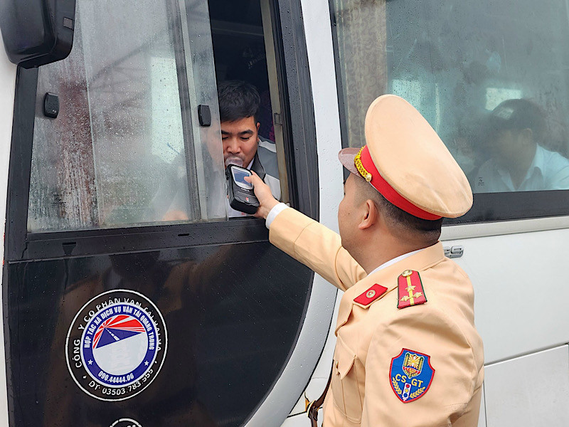 Cảnh sát giao thông đo nồng độ cồn đối với lái xe ô tô.