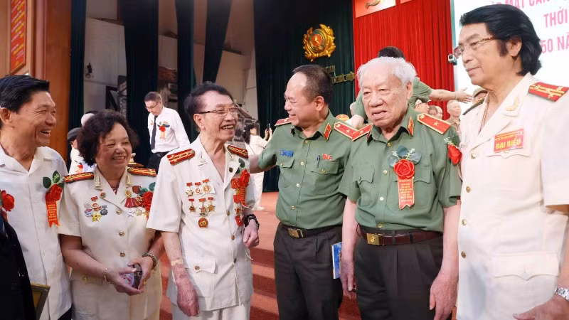 GIám đốc Công an thành phố Hà Nội xúc động khi gặp mặt các cán bộ, chiến sĩ Công an Hà Nội chi viện chiến trường miền nam.