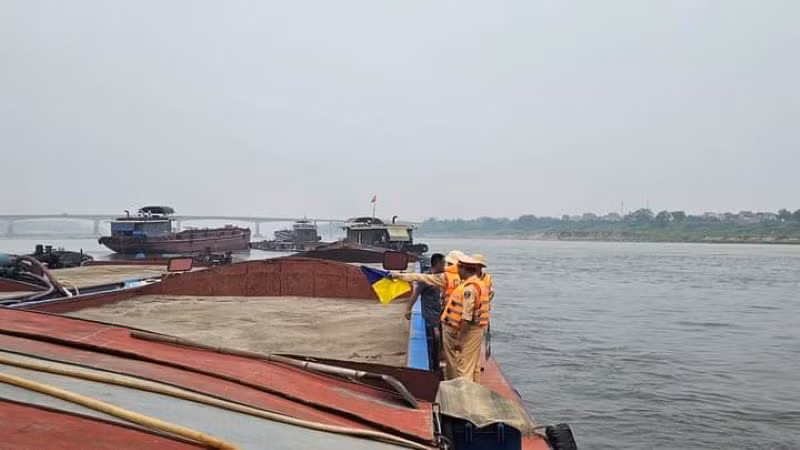 Xử lý chủ bến bãi, khu vực neo đậu tàu thuyền không đúng quy định trên sông Hồng.