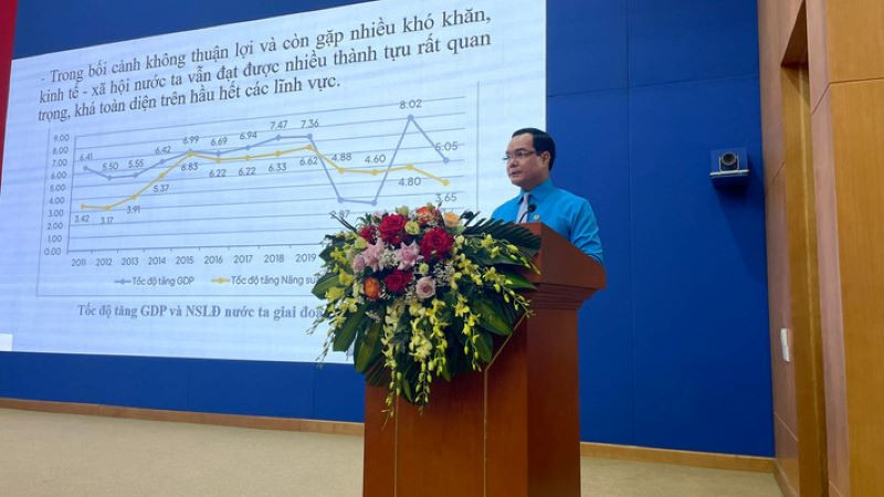 Chủ tịch Tổng Liên đoàn Lao động Việt Nam Nguyễn Đình Khang truyền đạt chuyên đề tại buổi tập huấn.