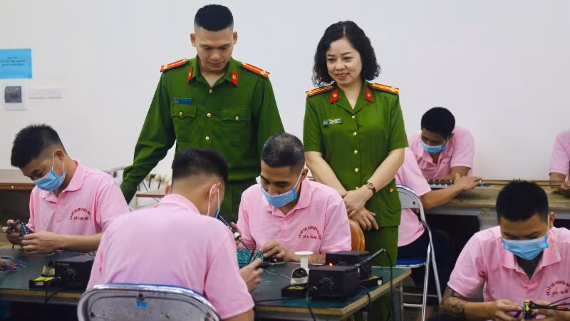 Học viên trong giờ lao động sản xuất tại Cơ sở cai nghiện số 4, Công an thành phố Hà Nội.