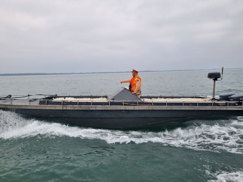 Lực lượng chức năng phối hợp bắt giữ phương tiện chở 250 can xăng không hóa đơn, chứng từ.