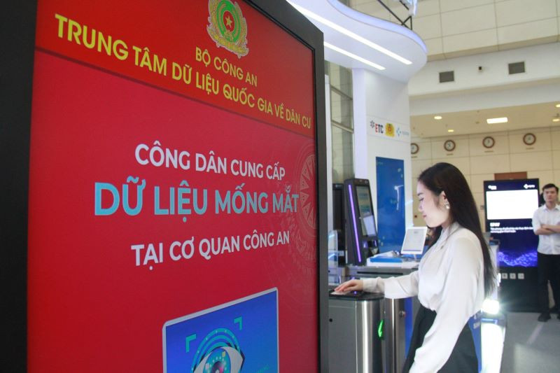 Người dân trải nghiệm thực hiện các thao tác xác thực định danh và thanh toán sinh trắc học từ dữ liệu về mống mắt tại triển lãm.