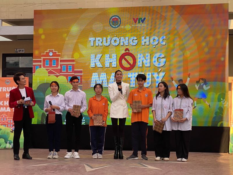 Hoa hậu H’hen Niê tham gia Cuộc thi "Trường học không ma túy " do Cục Cục Cảnh sát điều tra tội phạm về ma túy, Bộ Công an phối hợp Đài Truyền hình Việt Nam tổ chức, truyền đi thông điệp "Không dùng thử ma túy dù chỉ một lần".