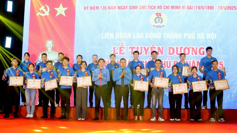 Lãnh đạo Tổng Liên đoàn Lao động Việt Nam và Liên đoàn Lao động thành phố Hà Nội trao khen thưởng các công nhân đạt danh hiệu "Công nhân giỏi Thủ đô".
