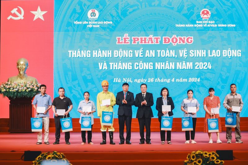 Trao quà tặng công nhân có hoàn cảnh khó khăn tại Lễ phát động Tháng An toàn Vệ sinh lao động và Tháng Công nhân 2024.