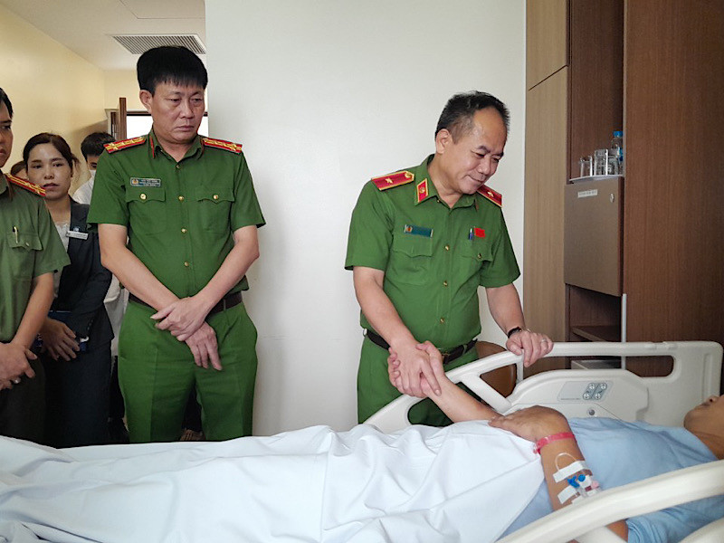 Thiếu tướng Nguyễn Thanh Tùng, Phó Giám đốc Công an thành phố Hà Nội, thăm động viên Thiếu tá Nguyễn Anh Tuấn.