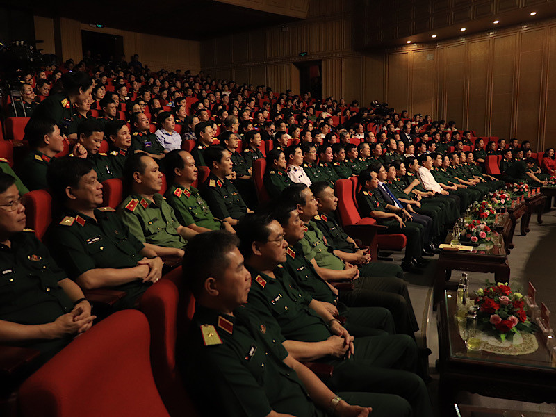 Các đại biểu dự khai mạc hội diễn.