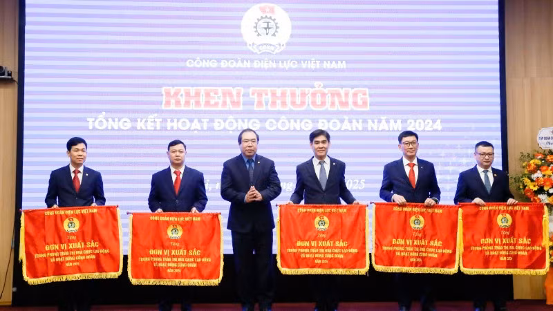 Chủ tịch Công đoàn EVN trao Cờ thi đua của Công đoàn Điện lực Việt Nam tặng các tập thể có thành tích xuất sắc.