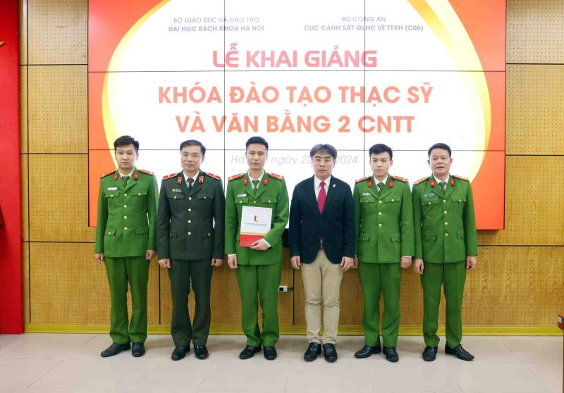 Lãnh đạo Đại học Bách khoa Hà Nội và Bộ Công trao quyết định cho các học viên.