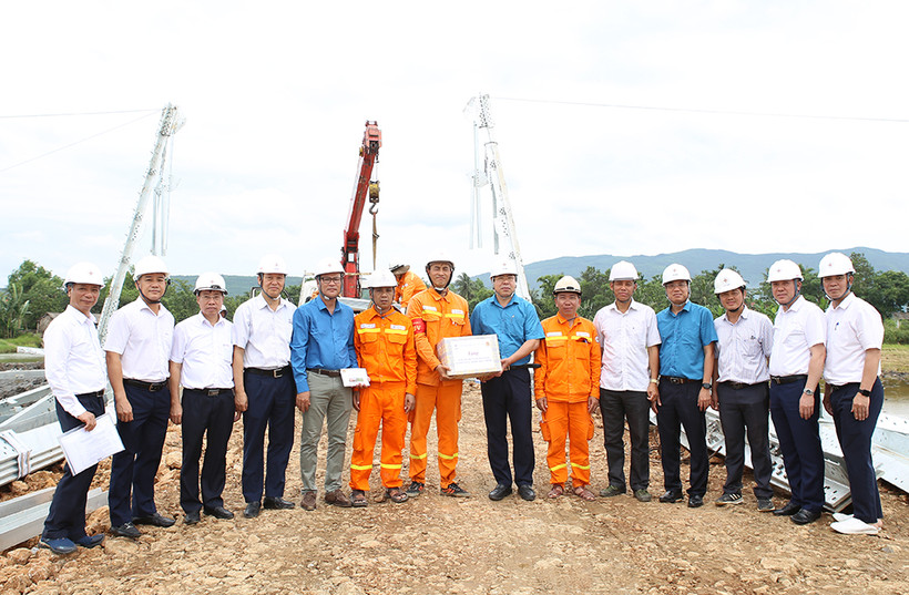 Chủ tịch Công đoàn Điện lực Việt Nam - Đỗ Đức Hùng và đoàn công tác thăm hỏi động viên các đơn vị thi công, tư vấn giám sát Dự án.