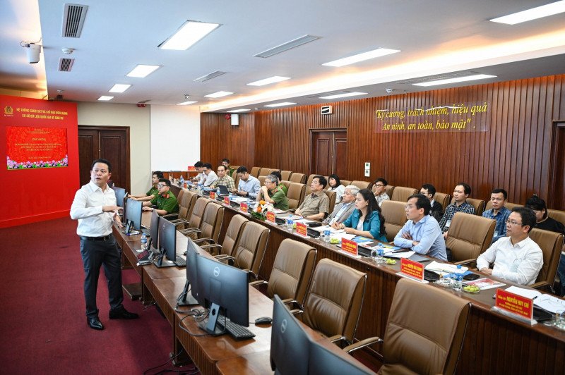 Đại tá Vũ Văn Tấn, Phó Cục trưởng Cục Cảnh sát quản lý hành chính về trật tự xã hội giới thiệu về chức năng của Phòng bản đồ số thuộc Trung tâm dữ liệu quốc gia về dân cư.