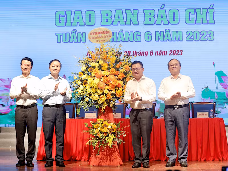 Phó Thủ tướng Trần Hồng Hà tặng hoa giới báo chí nhân dịp 98 năm Ngày Báo chí cách mạng Việt Nam.